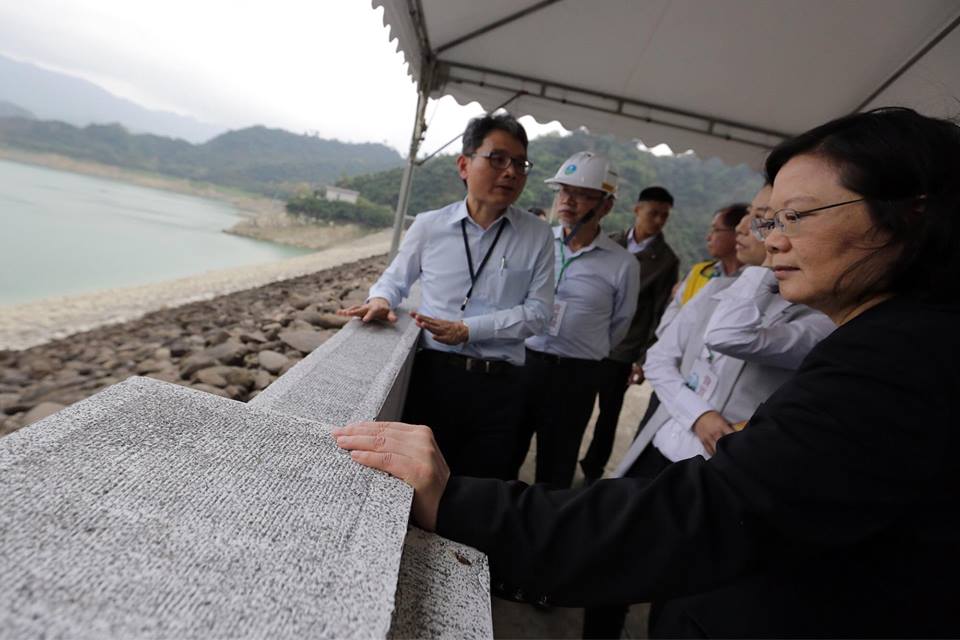 總統在聽取經濟部水利署署長賴建信對曾文水庫防淤隧道工程及前瞻基礎建設計畫簡報後，參觀永續利用館，並轉往曾文水庫大壩壩頂，瞭解曾文水庫操作及水資源利用現況。 圖：翻攝自蔡英文臉書