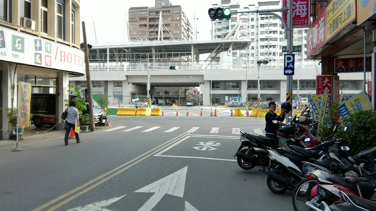 以往屏東市建國里、澤仁里與厚生里的居民前往前站，必須經由復興南路或是壅擠的建民平交道，今後可由重慶路直達屏東市的核心地區，生活更加便捷。 圖:屏東縣政府提供