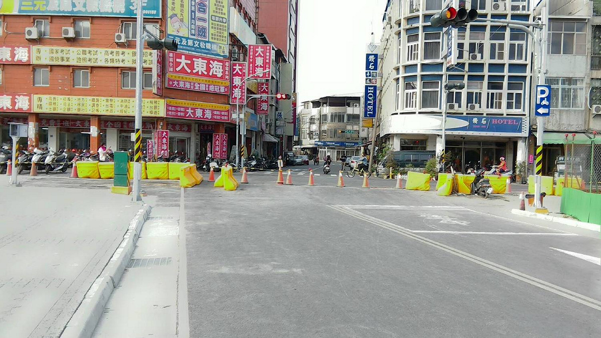新闢聯結屏東火車站區的重慶路，4月2日上午正式開放通車，居民不用再繞路通行，今後可由重慶路直達屏東市的核心地區，生活更加便捷。 圖:屏東縣政府提供