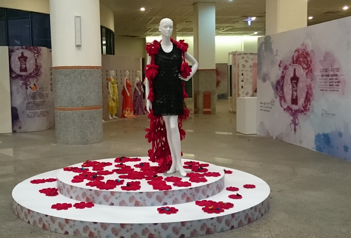 花Young交鋒纖維時尚展-解語花衣」自3月31日起開展，由亞洲大學時尚設計學系教授林青玫帶領學生展出「衣解花」系列作品，共計18件。 圖:台中市文化局提供