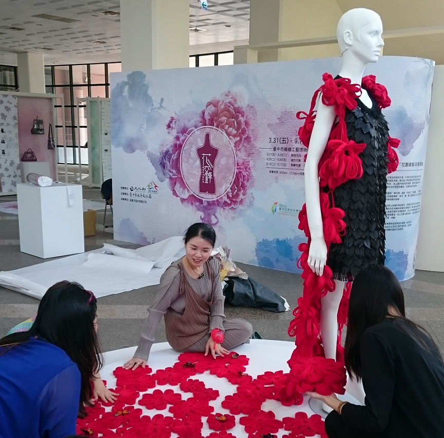 「花Young交鋒纖維時尚大展」，自3月31日至9月17日以服飾設計展搭配動態展演走秀，首檔登場的是亞洲大學時尚設系教授林青玫帶領學生展出的「衣解花」系列作品，共計18件。 圖:台中市文化局提供