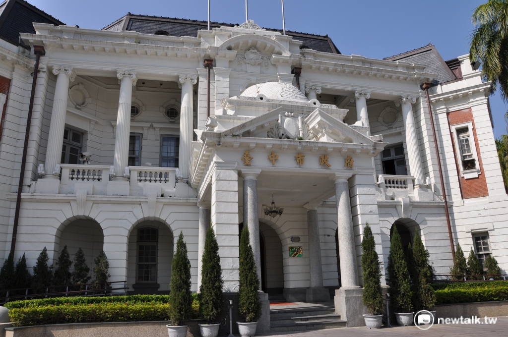 「台中舊城輕旅行」以台中州廳為出發點，騎訪台中市役所、太陽餅博物館、台中公園、萬春宮、第二市場及柳川藍帶水岸等7個歷史建築古蹟與景點，體驗及認識台中舊城區的百年風華與歷史發展脈絡。 圖:翻攝自台中市政府官網