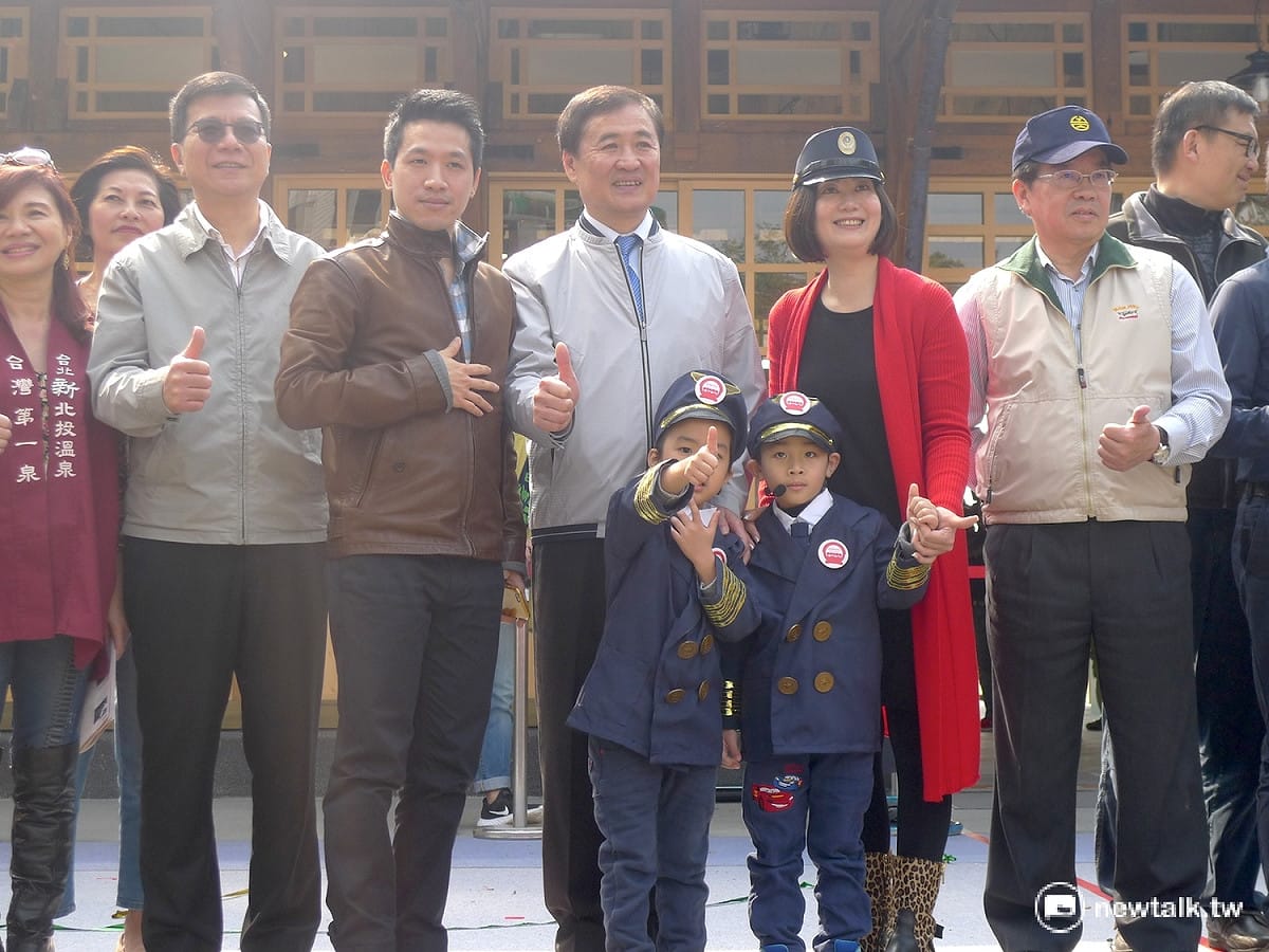 立委吳思瑤（右三）指出，雖然做得不夠完美，還是肯定一路付出讓新北投車站回家的朋友。 圖：汪少凡／攝