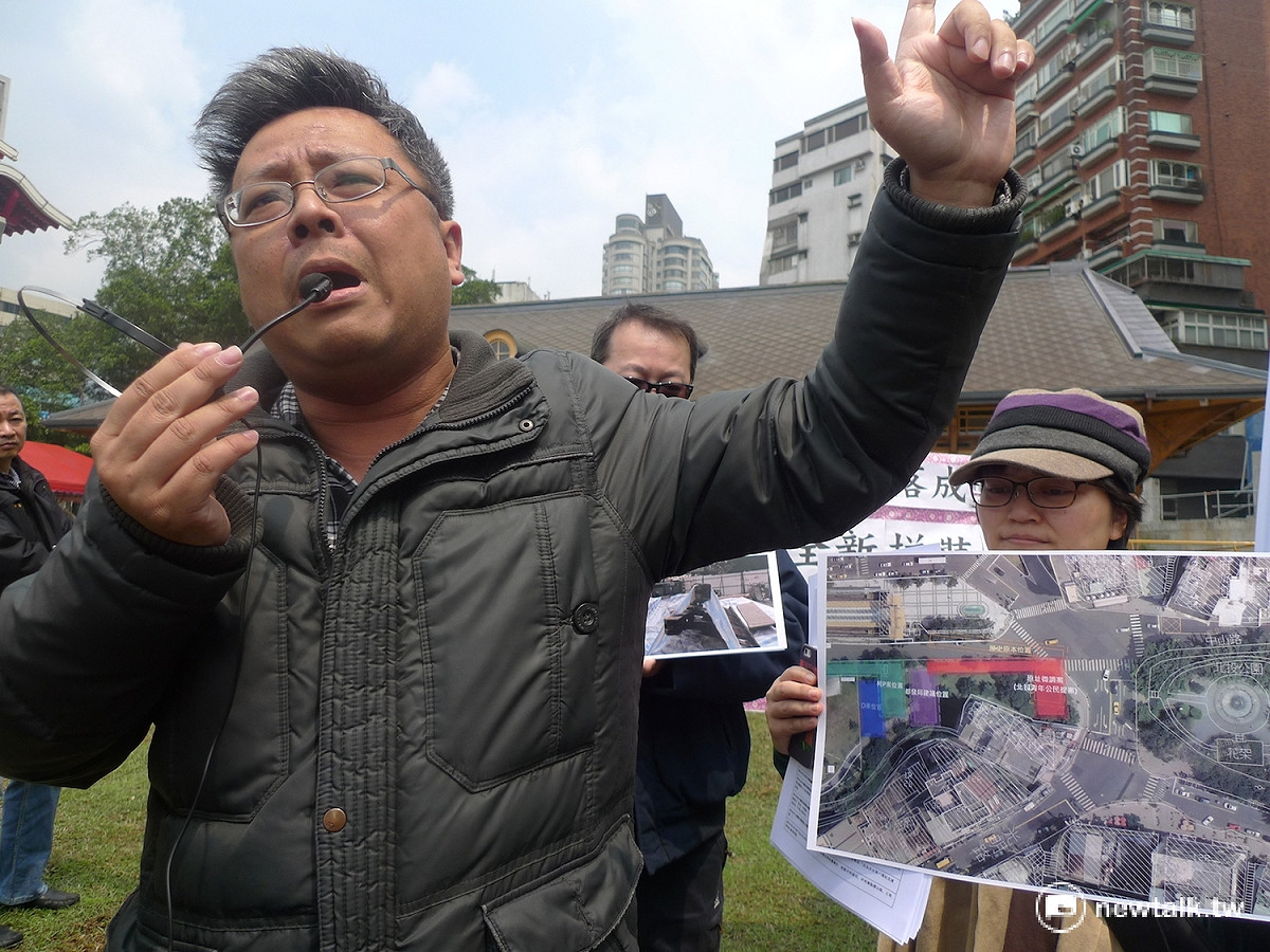 蕭文杰痛批，新北投車站包商將木料隨意棄置路邊泡水，導致8成構件是新材料，是「百年風華、全新拼裝的樣品屋」。 圖：汪少凡／攝