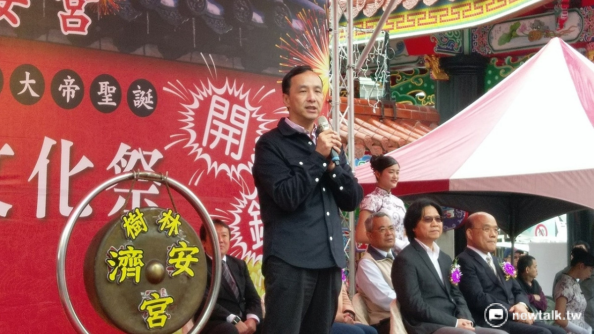 朱立倫參加「濟安宮保生大帝聖誕文化祭」致詞，前行政院長蘇貞昌、內政部長葉俊榮也坐在貴賓席聆聽。（圖：翻攝影新北市民政局網站）                                                                                                                                                                                                                                                         圖：翻攝影新北市民政局網站