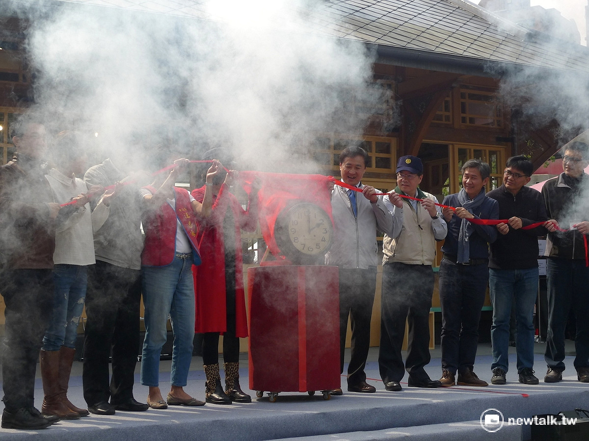 新北投車站今（1）在官商雲集及一片爭議聲中啟用。 圖：汪少凡／攝