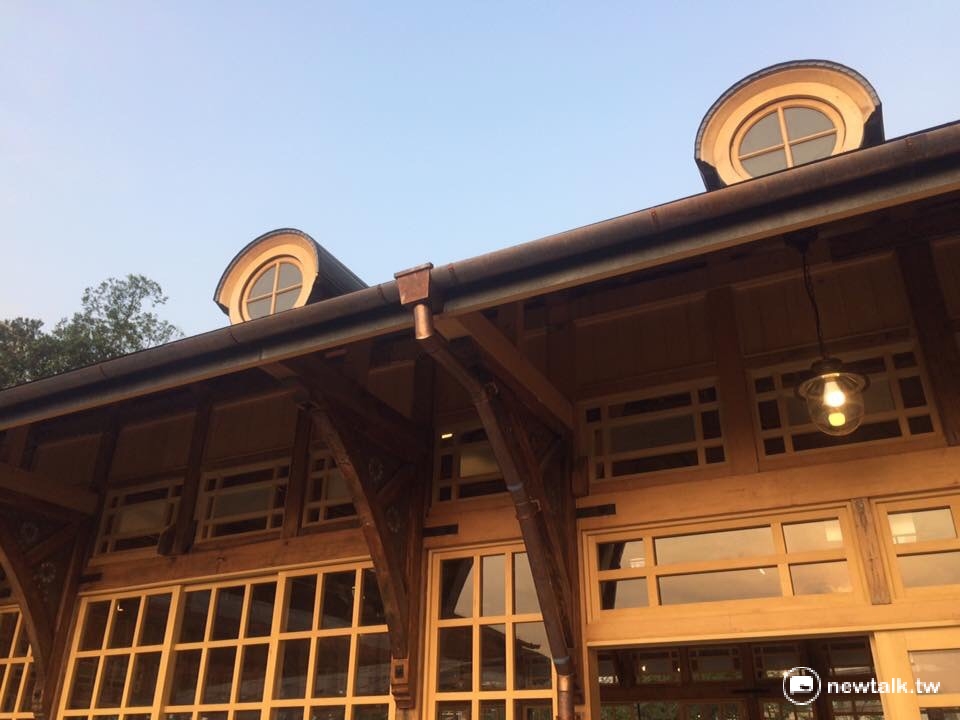 造形日治和風濃的新北投車站，吸睛木造銅瓦及雕花拖架的藝感、結構榫接，展現手藝人完美木匠工法，也都是讓人讚嘆！ 圖：翻攝自新北投車站臉書