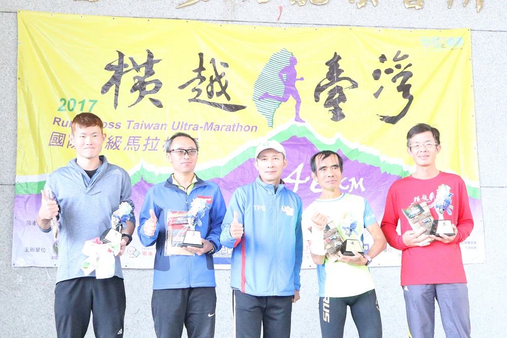 246公里男子組前五名的勇者們。 圖：中華民國超級馬拉松跑者協會提供