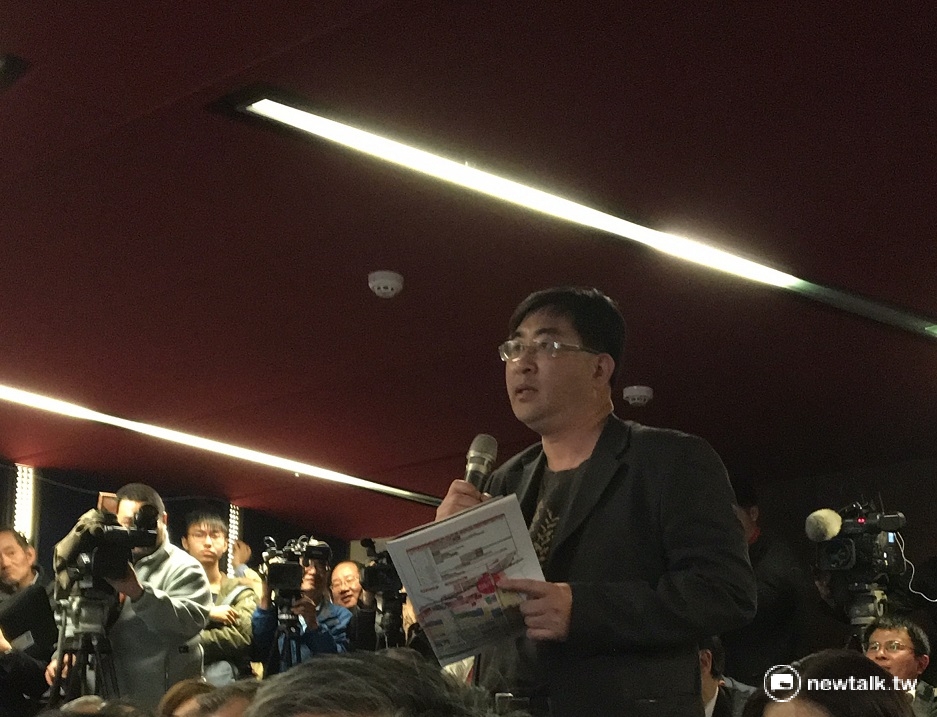 反南鐵東移自救會會長陳致曉質疑賴清德，南鐵東移案是嚴重侵害人權，賴清德重申一切依法行政。 圖：鍾孟軒/攝