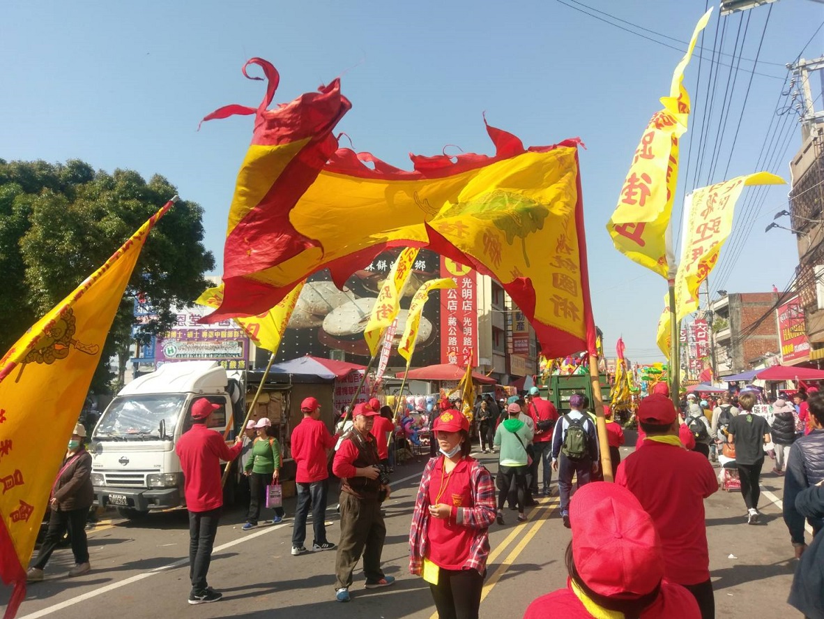 大甲53庄出動旗隊迎接大甲媽回鑾。 圖：台中市教育局提供