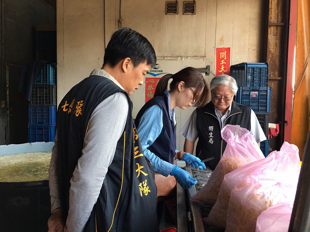雲林縣政府衛生局人員3日抽查豆芽菜業者。 圖:雲林縣政府提供