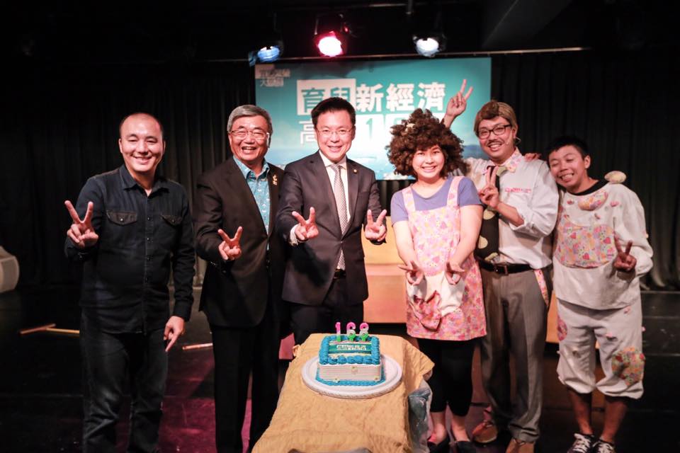 趙天麟今(3)日與多位高雄市在地年輕家庭於豆子劇團召開「生育津貼168，安心托育」記者會。 圖:翻攝自趙天麟臉書。