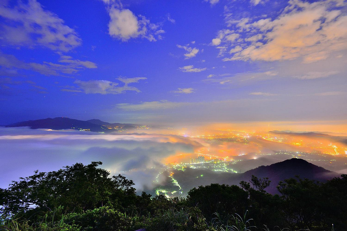 觀音山賞鷹看鳥最佳景點外，還可以挑戰觀音山最高峰硬漢嶺、一探觀音山人文歷史，當然夜景晨曦琉光雲海，更是遠眺大屯山的一大視覺享受。 圖:謝佑欣/提供