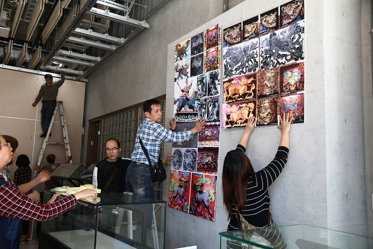 「走跳四方-麒麟特展」，不但作品都是桃園在地人的心血結晶，佈展也是不假他人之手，新屋愛鄉協會成員，利用清明節4月3日的下午又是總動員，又是水平儀又是捲尺，花了三個多小時，秉著龜毛和精工的精神，展開10人千手的「走跳四方-麒麟特展」佈展工作 圖:陳寶方/提供