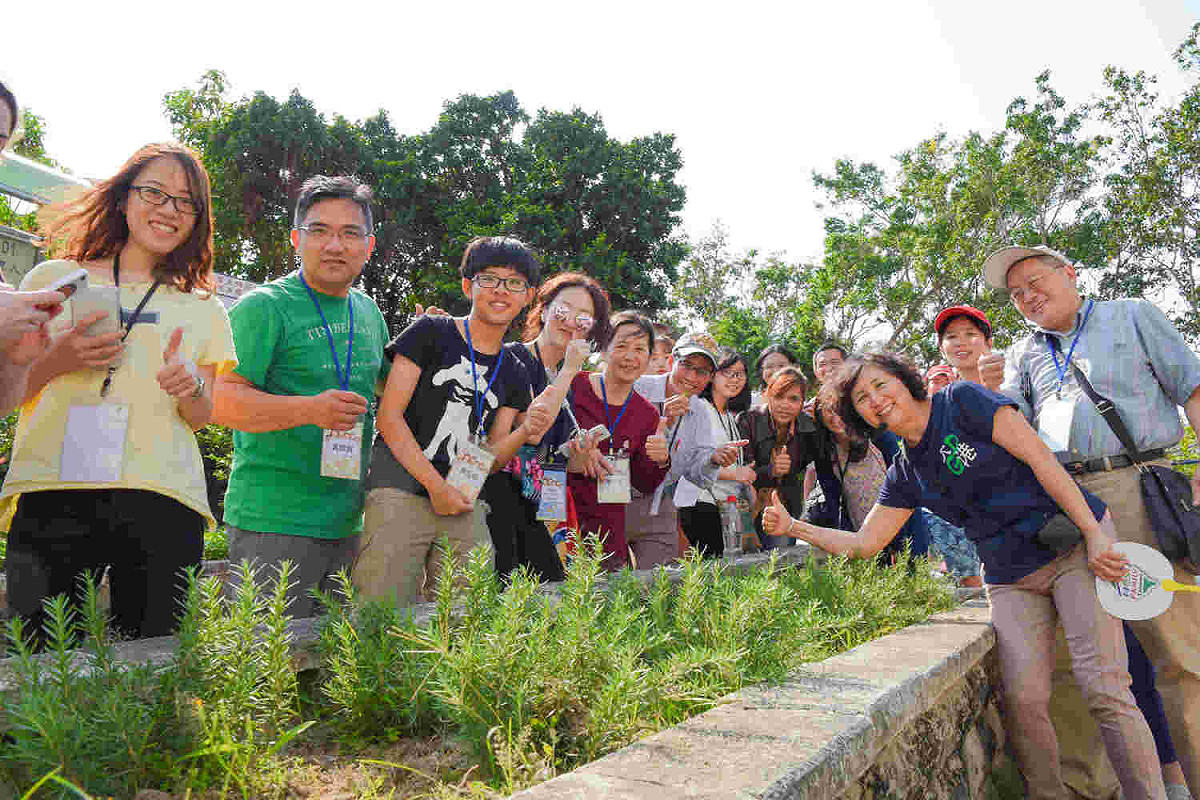 接待家庭與境外學生一同認識香草植物，了解大港社區經濟文化。 圖:教育部提供。