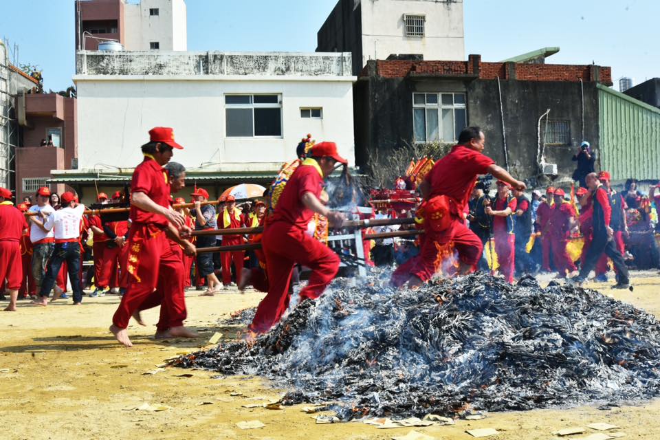 桃園大園竹圍福海宮是全台灣輔信王公的祖廟，數百年來保佑地方、家庭及以海為生的漁民，具有歷史與文化；而「飛輦轎、過金火」，則是福海宮的特色，也是百年傳統，代表對輔信王公的尊敬與虔誠。 圖:桃園市政府/提供