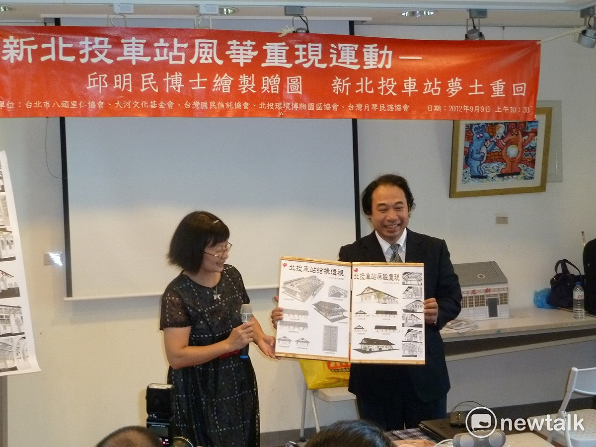 邱明民博士（圖右）當年在八頭里仁協會聽取已故前會長戴秀芬（左）簡報知後深受感動，允諾協助，帶著學生到彰化民俗村現場作完整測繪，並花時間製作詳細結構圖檔和動畫，贈送給協會。 圖：謝明海攝影