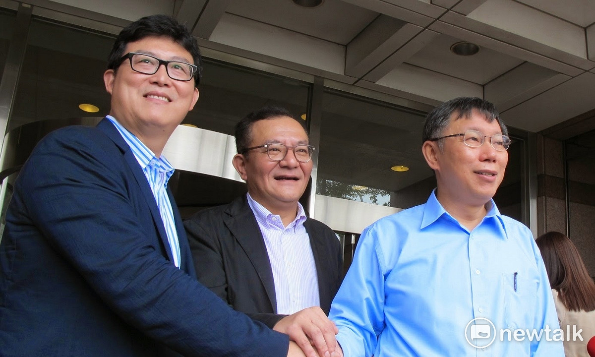 2014年6月13日無黨籍台北市長參選人柯文哲與民進黨立委姚文智（右）民調出爐後，在民進黨中央前接受媒體訪問。 圖：新頭殼資料照片