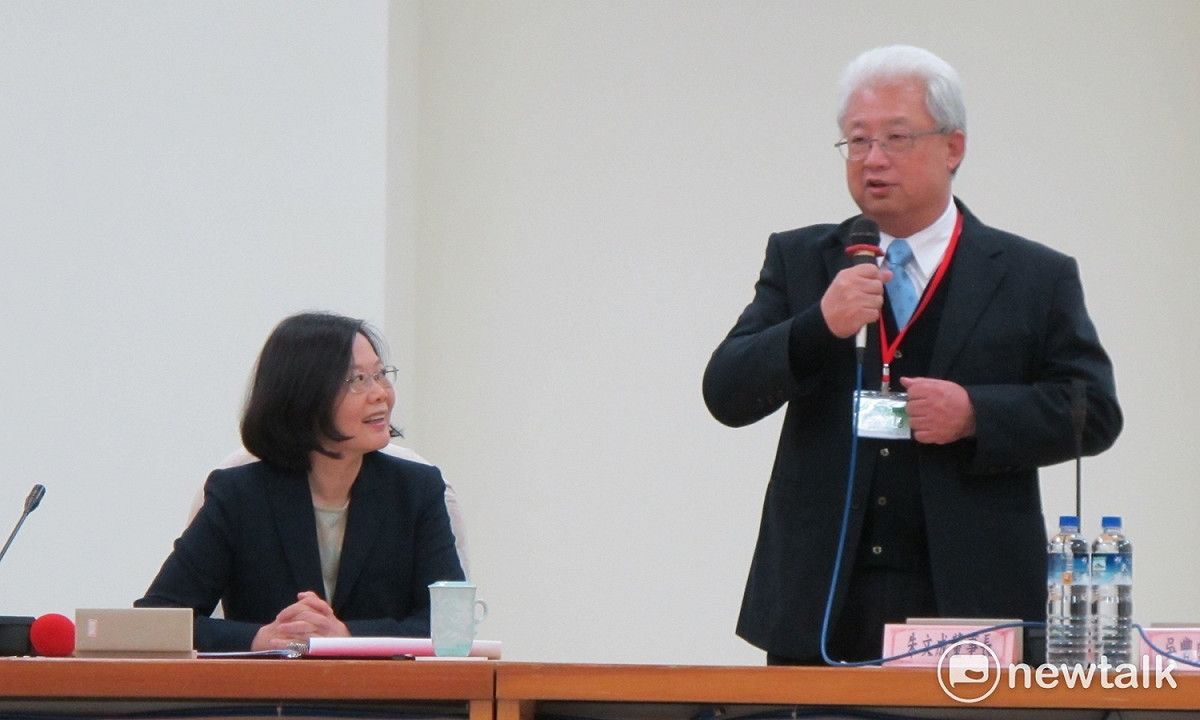 台電董事長朱文成(右)活動後接受訪問表示，台灣絕對不能再有缺電的狀況發生，如果麥寮電廠能夠正常發電會相當感激，可以體諒麥寮電廠的困境，但希望不要出現供電缺口。 圖：林朝億/攝