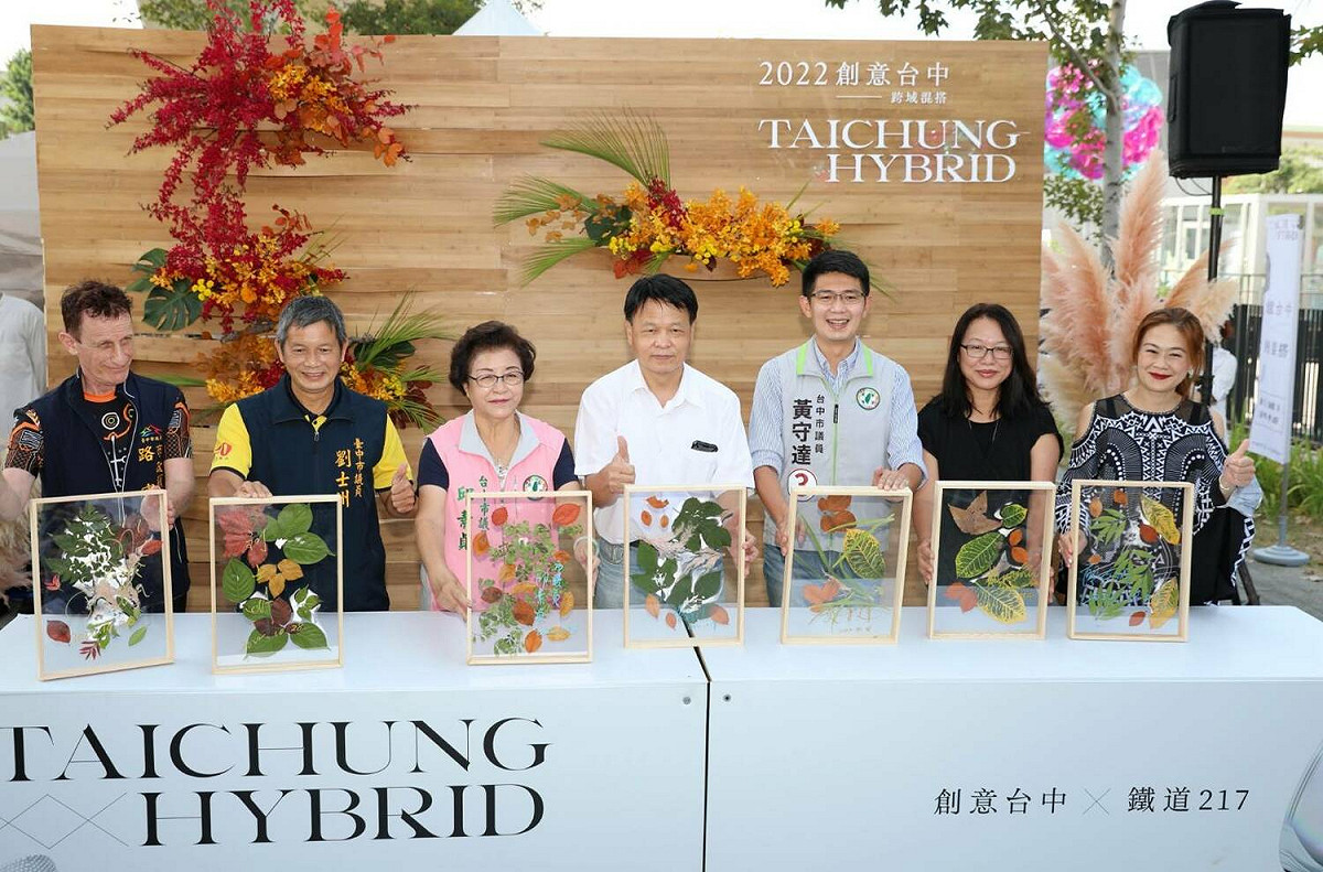 文化局副局長曾能汀及與會貴賓完成啟動儀式。 台中市政府文化局/提供