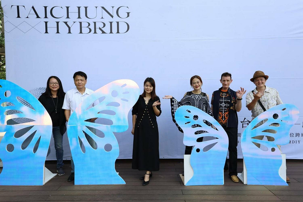 文化局副局長與展間策展人於蝴蝶打卡裝置前合影。 台中市政府文化局/提供