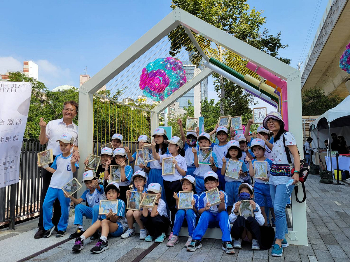 大同國小美術班同學開心於裝置藝術《聽一町》前合影。 台中市政府文化局/提供
