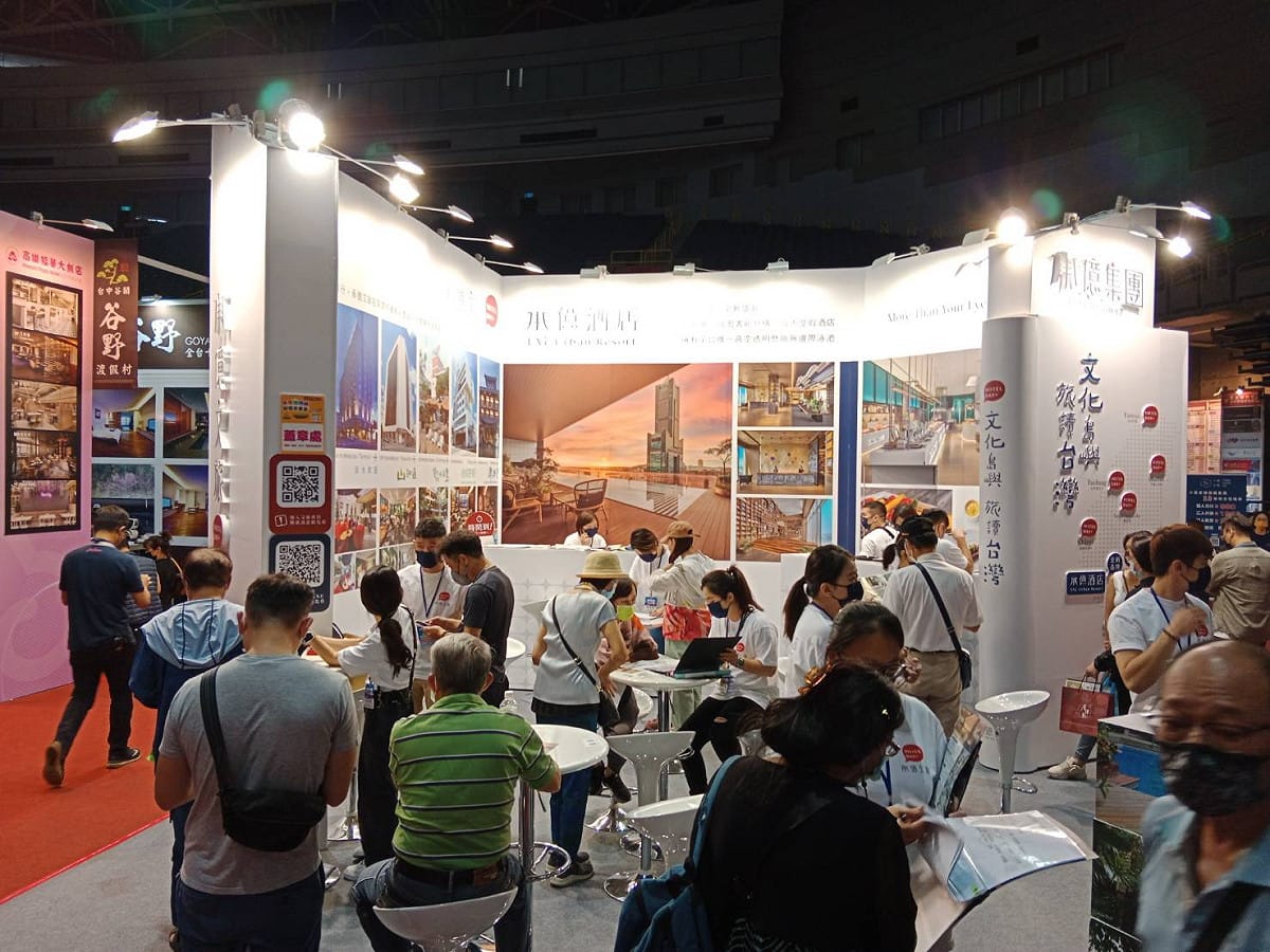 搶好康的民眾擠爆旅展攤位。 圖：孫家銘攝