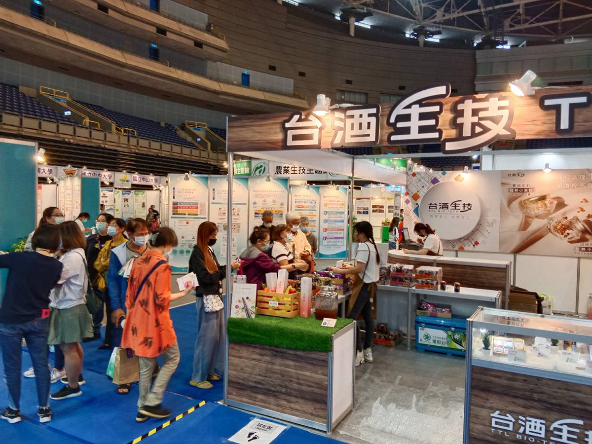 台酒生技展出發光發熱的四大類生技產品。 圖：孫家銘攝
