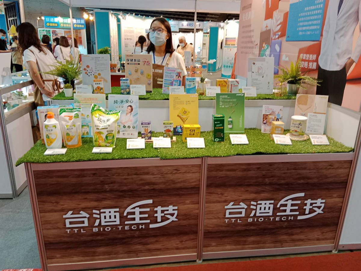 台酒生技現場還有來店禮、滿額贈活動。 圖：孫家銘攝