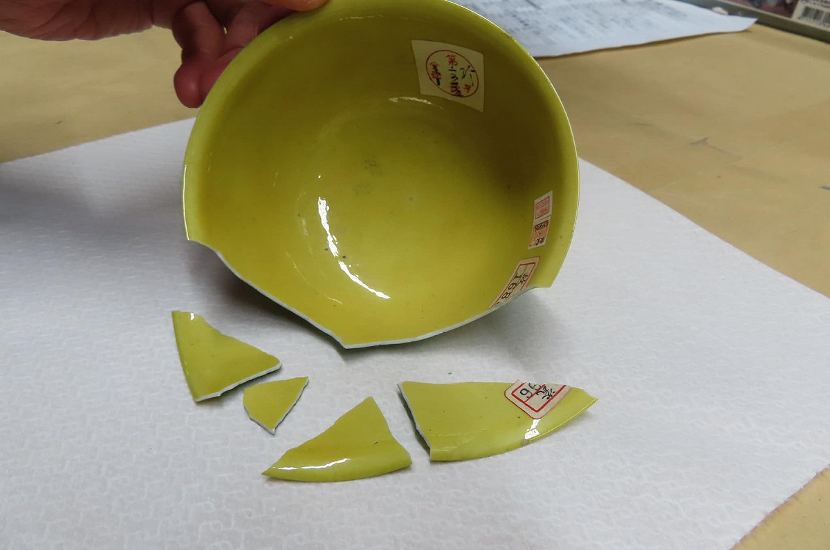 故宮傍晚公布3件國寶破損照片，圖為明弘治款嬌黃綠彩雙龍小碗 圖：故宮提供