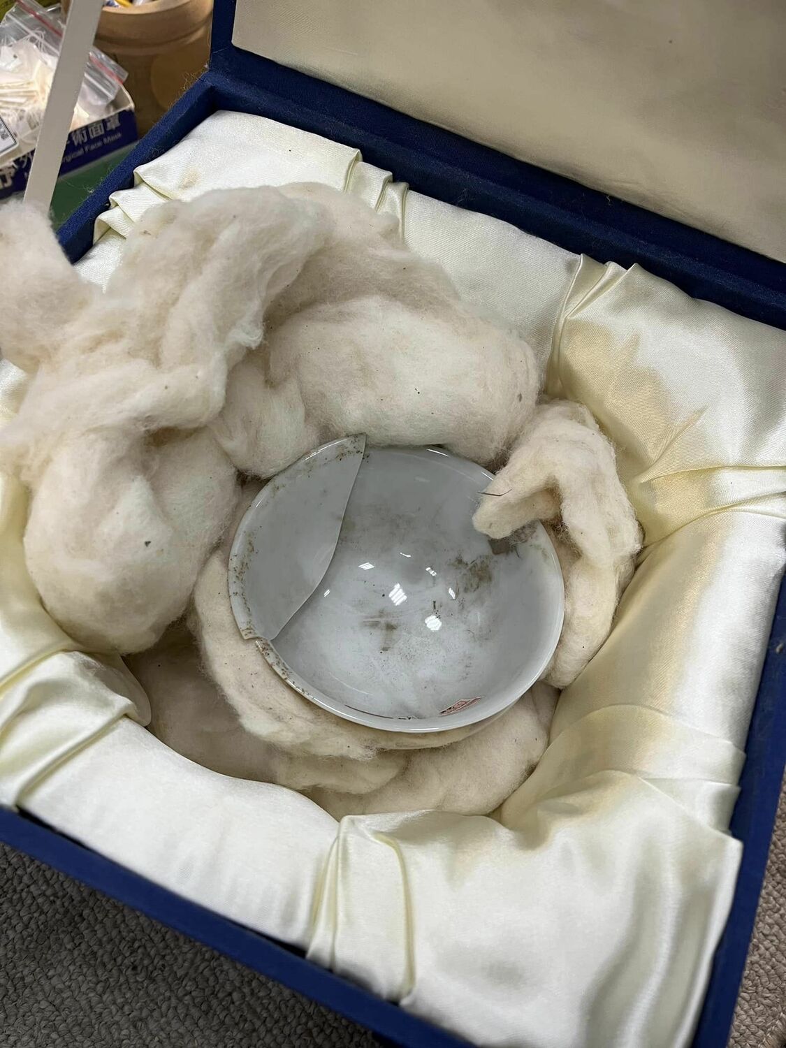 清康熙款暗龍白裏小黃瓷碗 圖:故宮