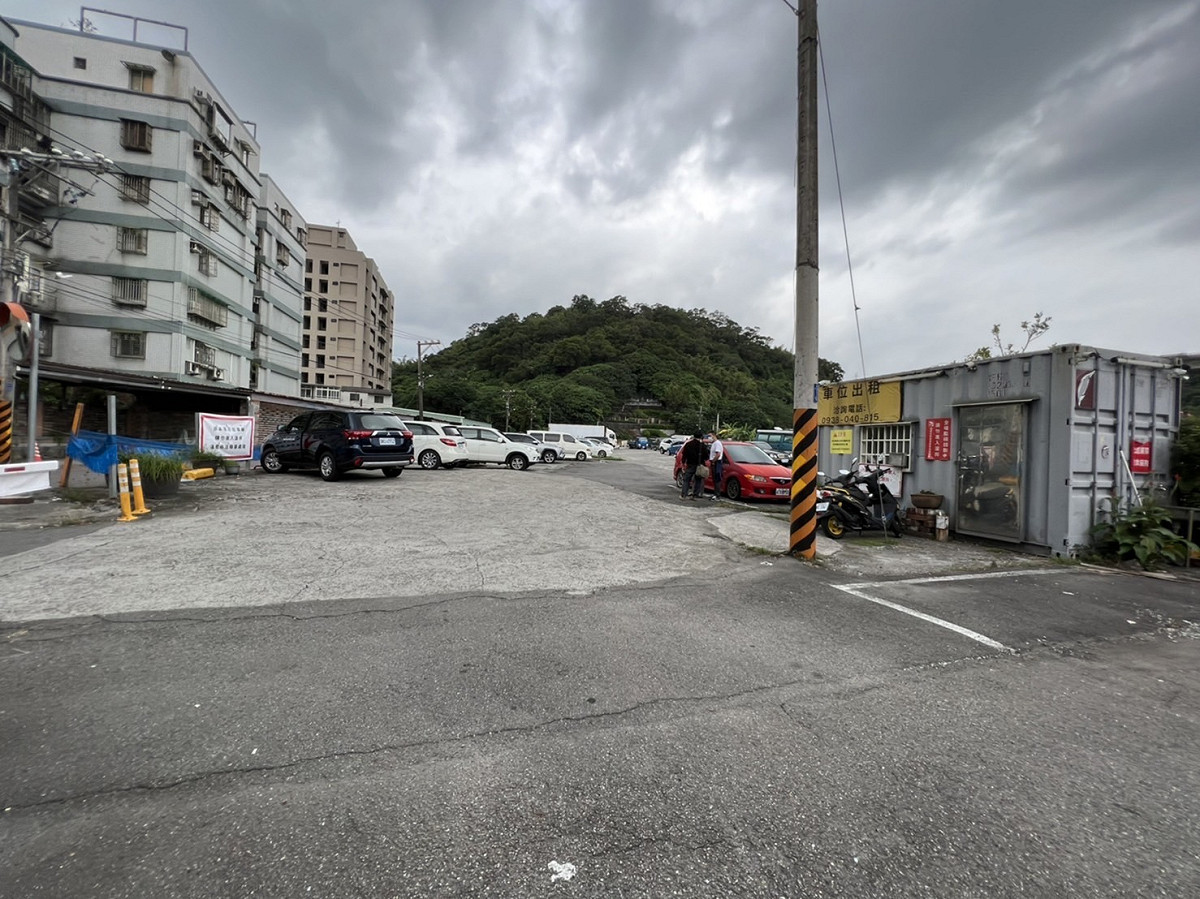 五股區天乙路靠觀音坑溪附近約2600平方公尺公有土地長期遭占作停車場，此圖為天乙公園開闢前畫面。 圖：新北市工務局提供