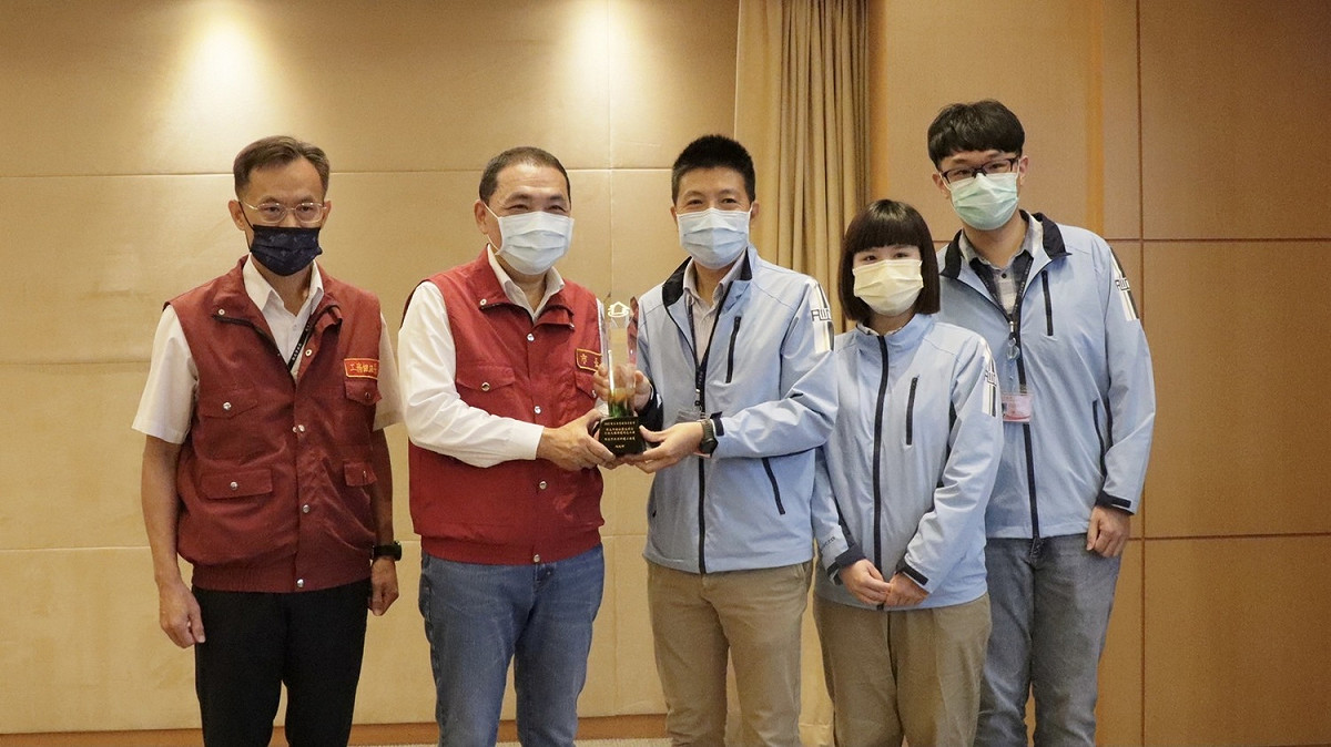新工處參加內政部建築研究所舉辦的111年第3屆優良智慧建築作品評選，以新北市樹林藝文綜合行政大樓獲頒優良智慧建築貢獻獎。今日由工務局長詹榮鋒（左1）率領獲獎團隊，將這份榮耀在市長政會議中獻給侯友宜（左2）。 圖：新北市工務局提供