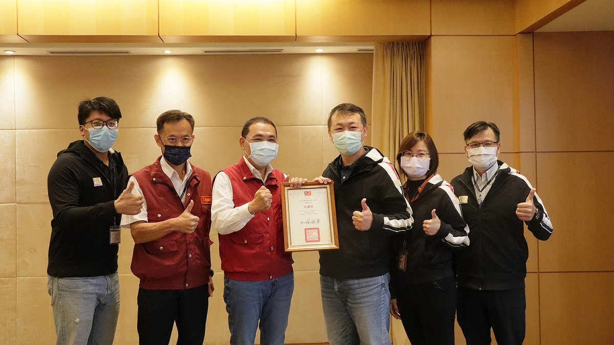 工務局施工管理業務榮獲內政部營建署「111年度建築物施工管理業務考核計畫」特優佳績，創造二連霸殊榮，今日由工務局長詹榮鋒（左2）率領獲獎團隊，將這份榮耀在市長政會議中獻給侯友宜（左3）。 圖：新北市工務局提供