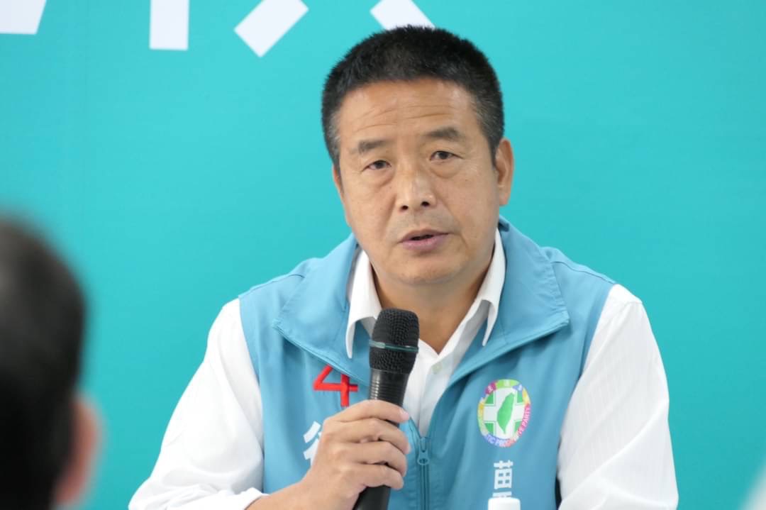 柯文哲日前與鍾東錦同台，引發「黑白配」批評聲浪，民進黨苗栗縣長候選人徐定禎今（28）日嘲諷，柯文哲撿到朱立倫不要的剩菜。 圖：徐定禎競辦提供