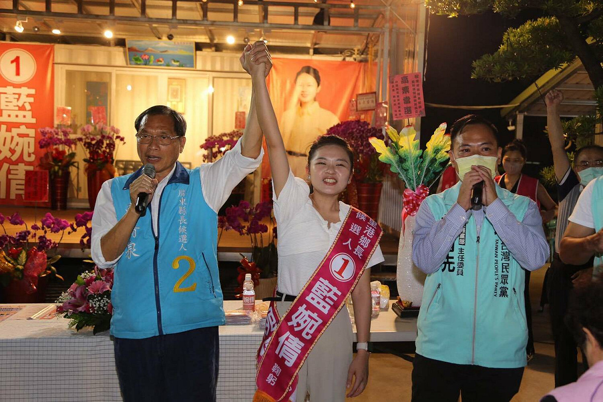 蘇清泉(左)支持無黨籍的藍婉倩(中)。 圖：蘇清泉競總提供