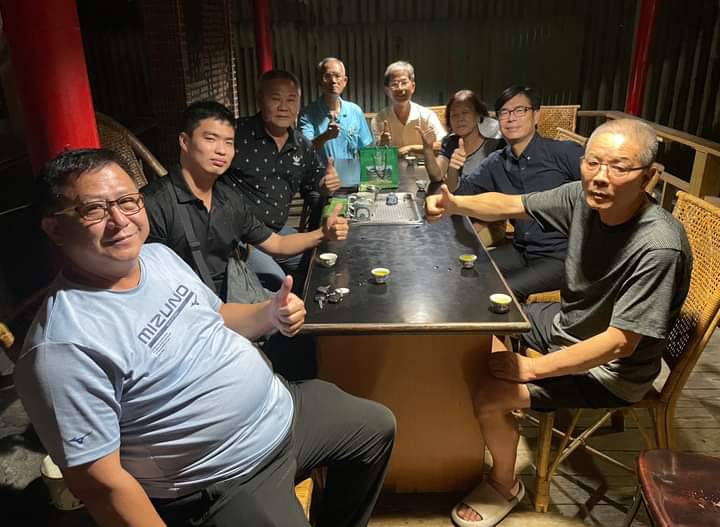 陳其邁(右二)再次到大林蒲陪伴住戶。 圖：翻攝陳其邁臉書