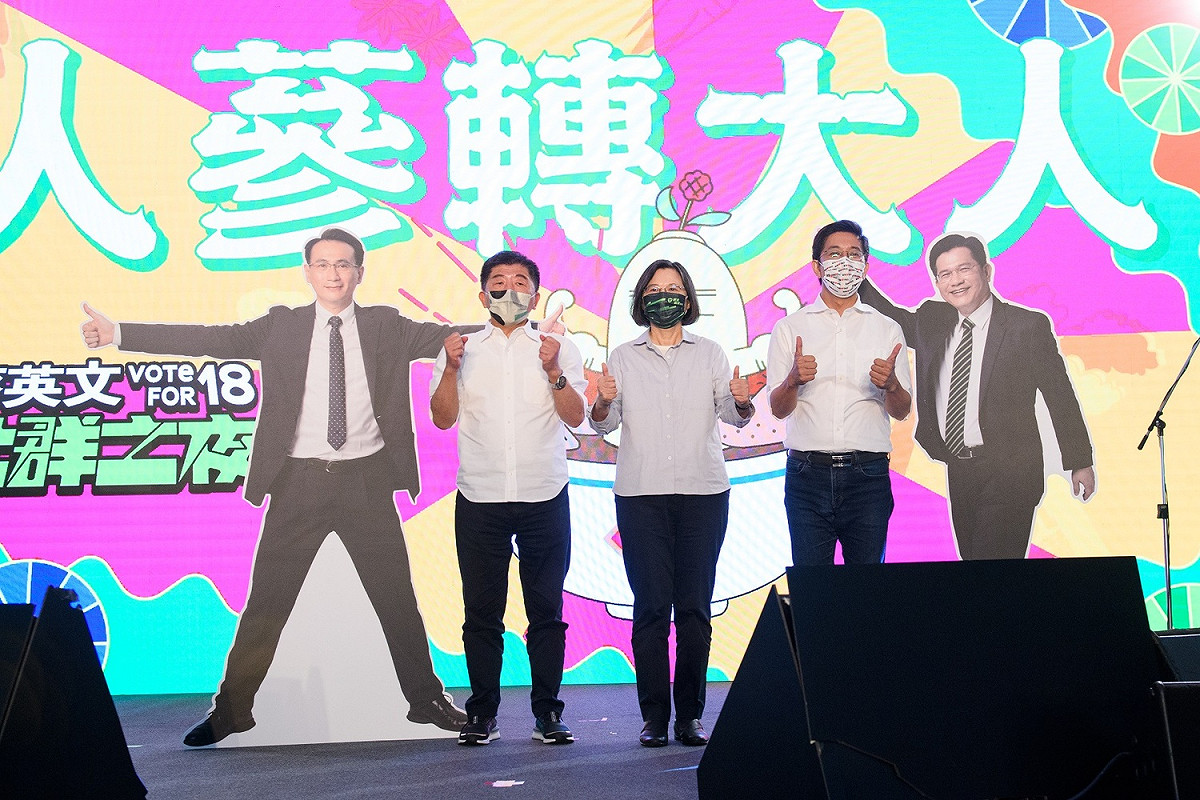 總統蔡英文今(111)年唯一一場社群之夜「人蔘轉大人」今(28)日晚間舉行，民進黨北北基桃首長候選人也各自以不同的方式參與。 圖：林佳龍競辦提供