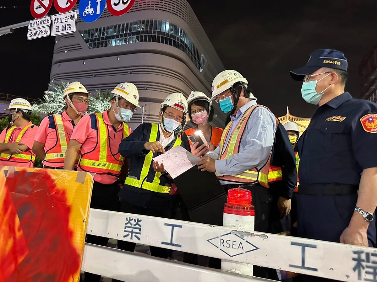 林鈉榮(中)坐鎮合站西、站東路切換工程。 圖：高雄市政府提供