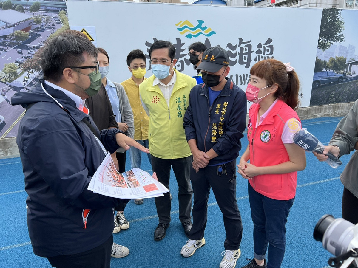 新北市議員候選人張嘉玲今(28)接獲民眾陳情，委請立委江永昌辦理會勘，邀集相關單位前往中和錦和運動公園操場跑道。 圖：張嘉玲辦公室提供