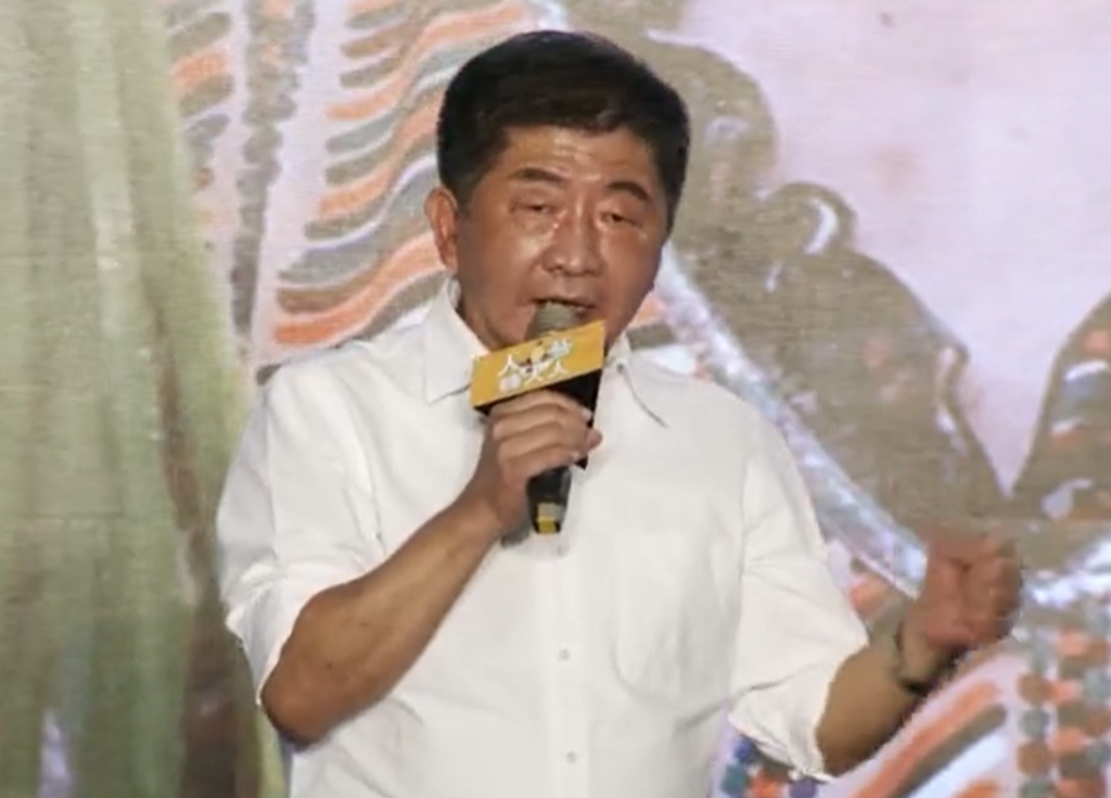 陳時中在民進黨28日晚上舉辦的「社群之夜」上以幽默演講方式吸引年輕人。 圖：翻攝直播影片