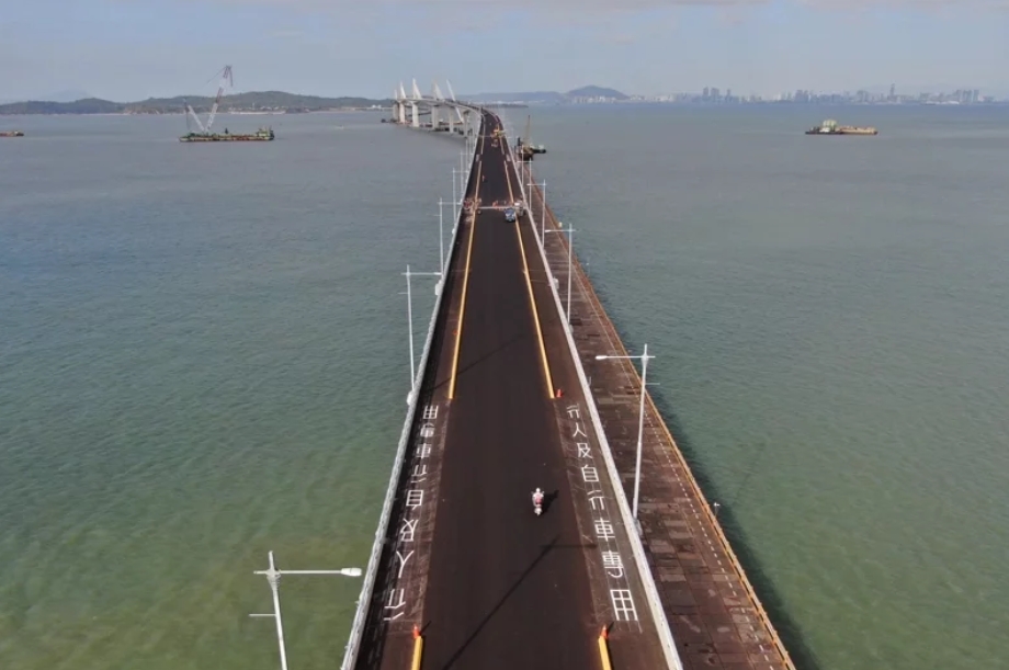 金門大橋橋面標線劃分出行人及自行車專用道與一般車道。 圖/中央社