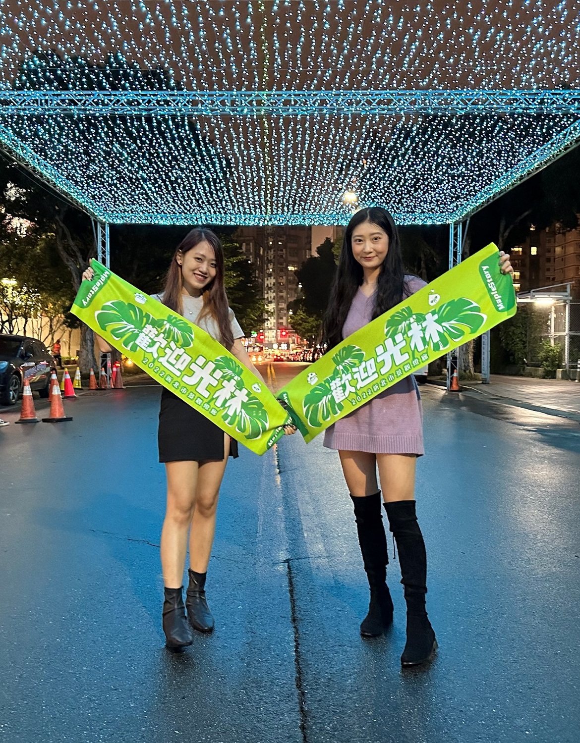 歡迎光林 - 螢光波波讓夜空波光粼粼。 圖：新北市景觀處提供