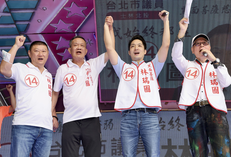 無黨籍台北市議員林瑞圖（左2）29日上午舉行競選總部成立大會，國民黨台北市長參選人蔣萬安（右2）出席站台。 圖：中央社