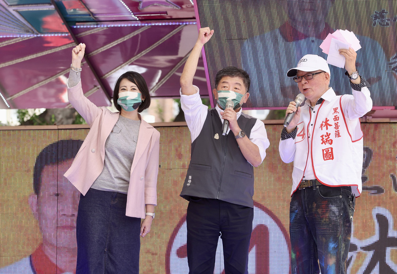 無黨籍台北市議員林瑞圖29日舉行競選總部成立大會，民進黨台北市長參選人陳時中（中）、民進黨立委吳思瑤（左）到場站台。 圖：中央社