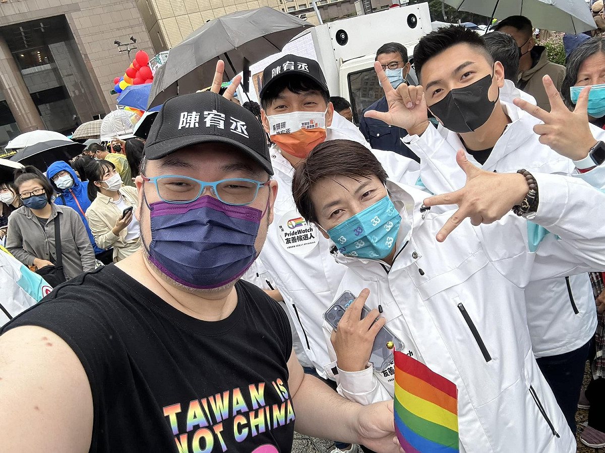 網紅四叉貓(左)、無黨籍台北市長候選人黃珊珊(右)和民眾黨議員參選人陳宥丞(中後)一同參與2022同志遊行。 圖: 翻攝自四叉貓臉書