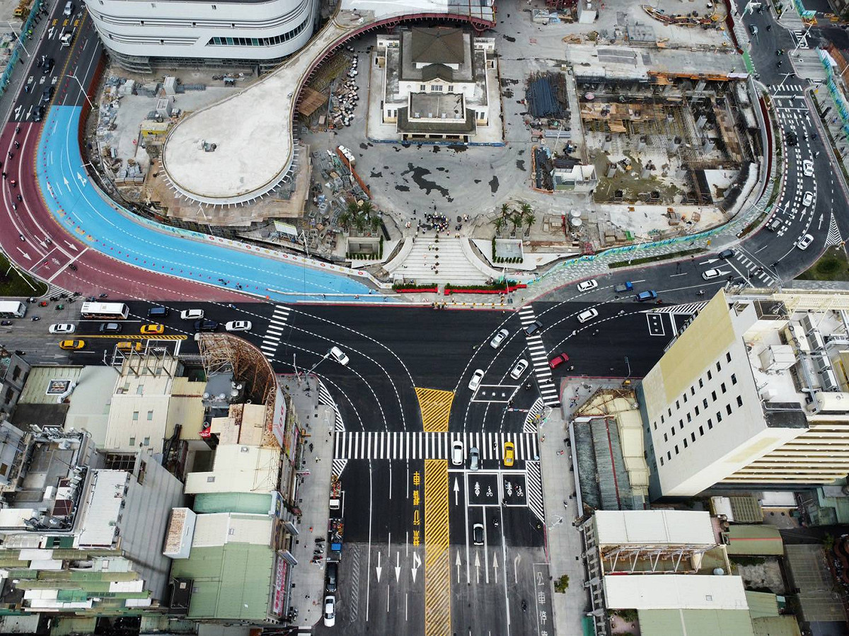 高雄車站兩旁站東與站西分流交通順暢。 圖：高雄市交通局／提供（資料照）