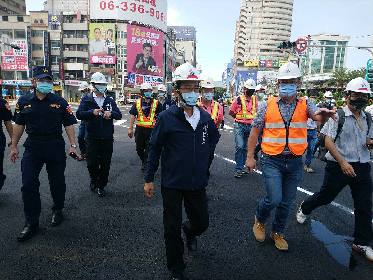 林欽榮(中)徹夜坐鎮應變中心。 圖：高雄市交通局提供