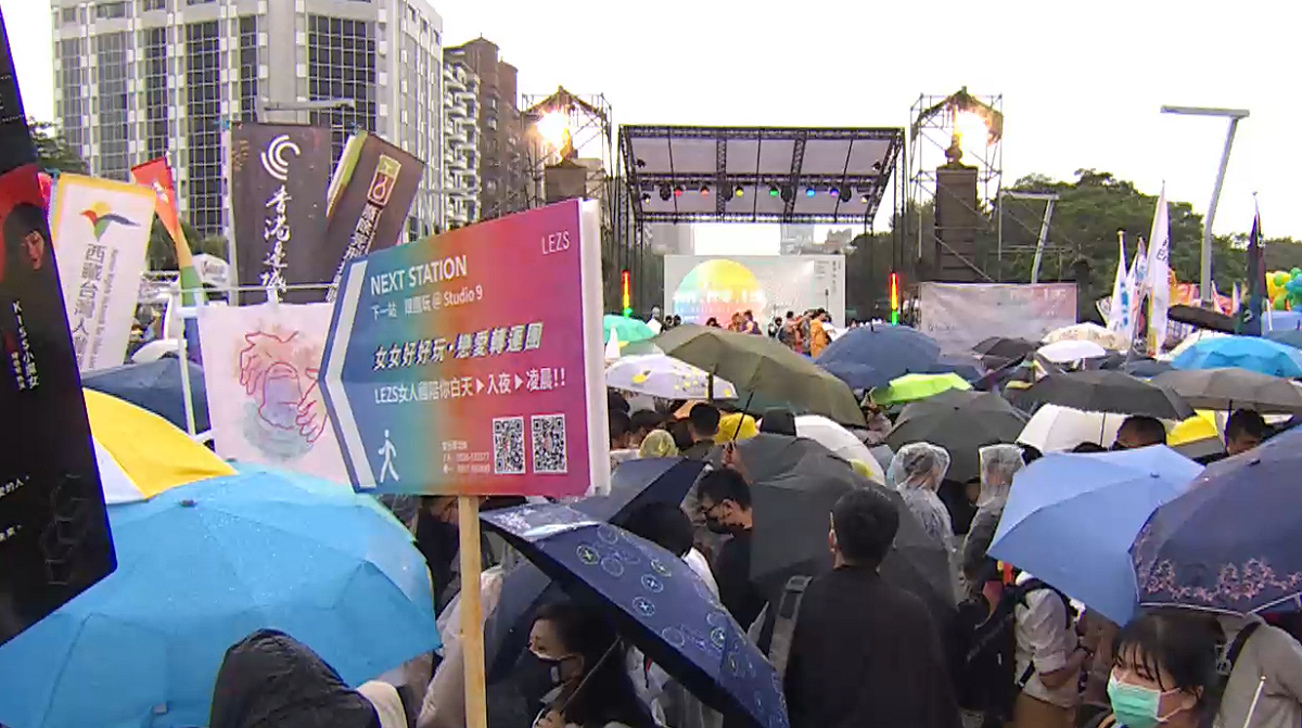 即便台北下午時段正在下雨，同志大遊行參與民眾還是上看有 12 萬人。 圖: 擷取自臺灣同志遊行 Taiwan LGBT Pride﻿臉書