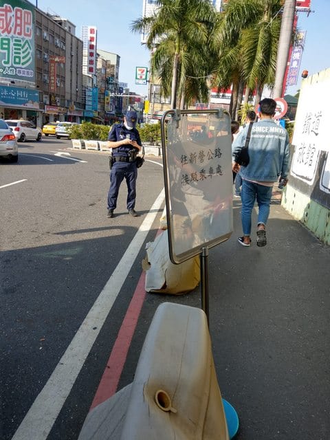 下午台南隆田–新市又傳出因善化站電車線掉落，雙線行車中斷，目前已啟動新營至台南間的公路接駁。 圖：取自PTT鐵道版